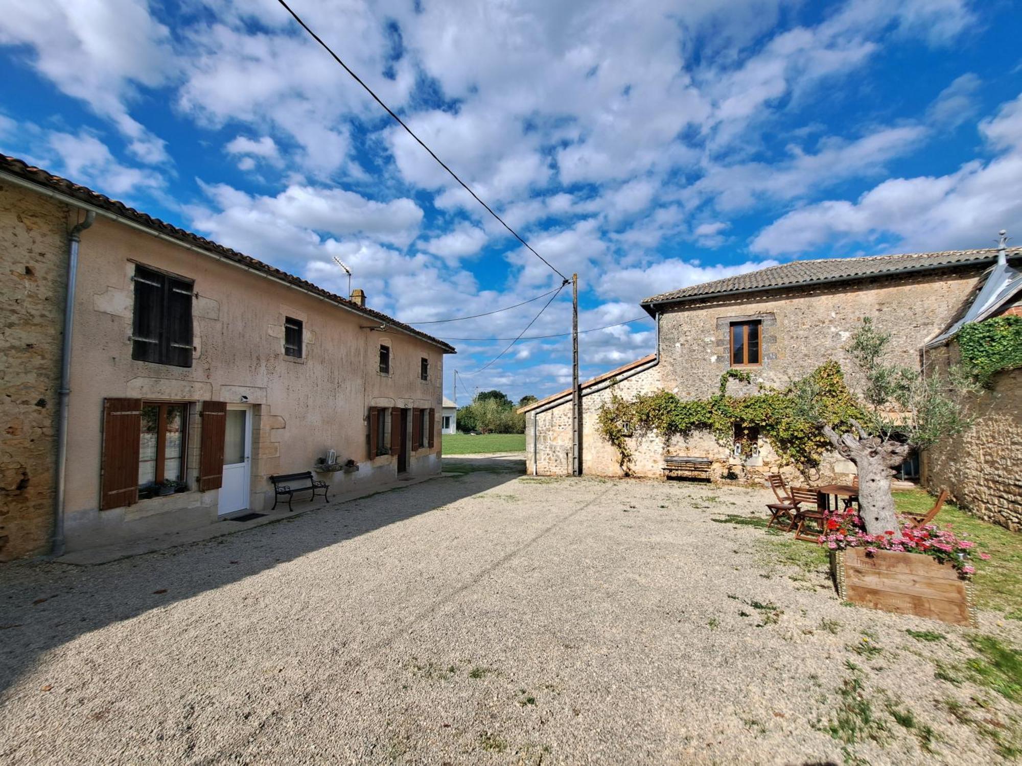 Domaine De La Briouse Bed and Breakfast Sanxay Exterior foto
